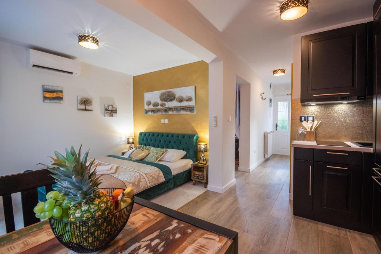 Wellness Studio D'Or - Exclusive New Apartment With Whirlpool, Sauna, Sunny Terrace, Private Parking Porec Bagian luar foto
